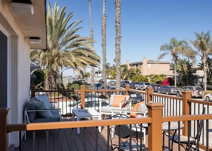 2BD Sashas Bungalow Beach Vibes 1 Block Away