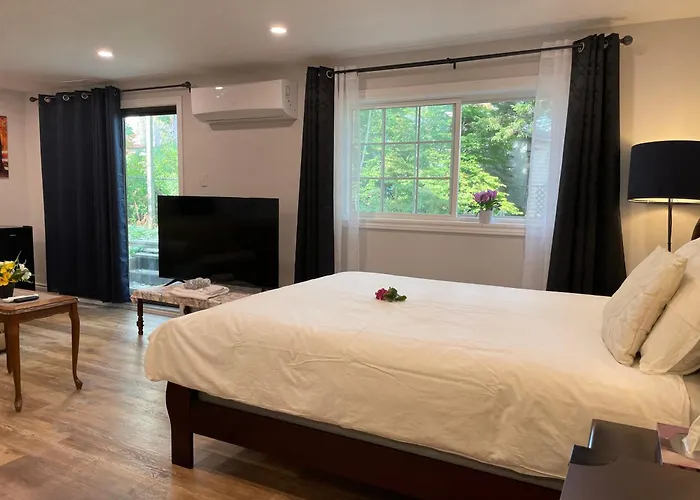 Quiet And Private Bachelor Unit