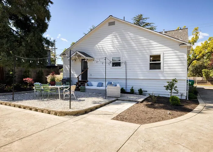 Stylish Central Napa Home With Serene Private Yard