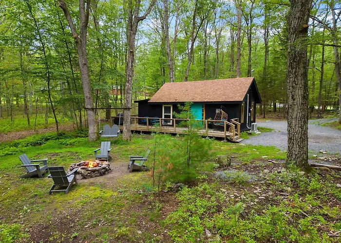 Perfect Couples Cabin Fireplace Firepit & Wine Nearby