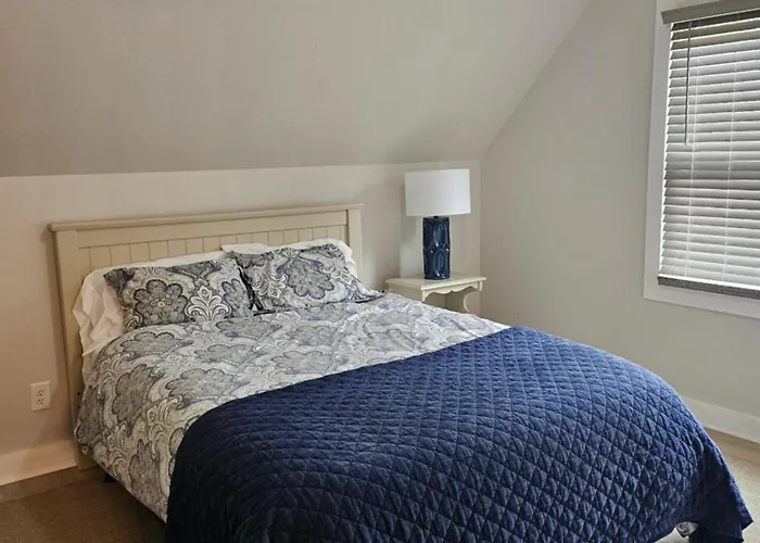 Charming 1 Bedroom Carriage House