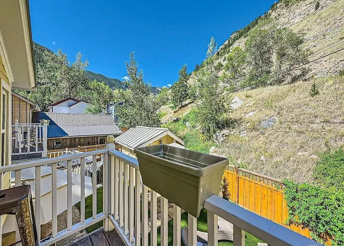 Charming Downtown Apartment In Victorian Home With Mountain Views