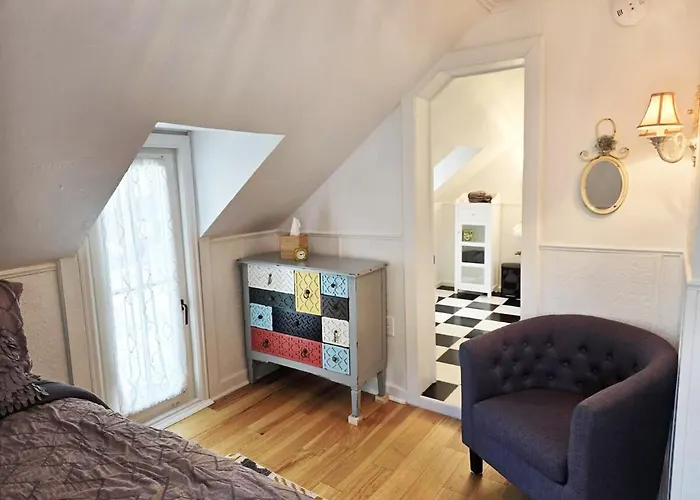Victorian Dream! Charming Mountain View Home By Downtown