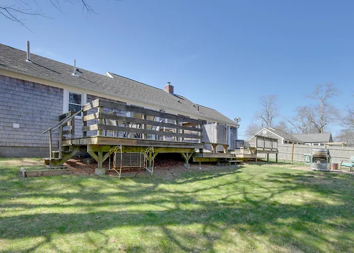 1 Mi To South Village Beach: Bbq-Ready Retreat