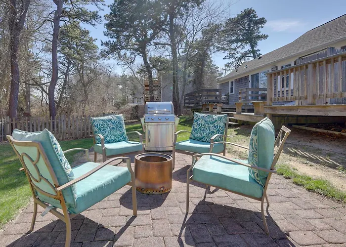 1 Mi To South Village Beach: Bbq-Ready Retreat
