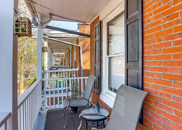 2 Mi To Dtwn: Harrisburg Escape W/ Furnished Deck!