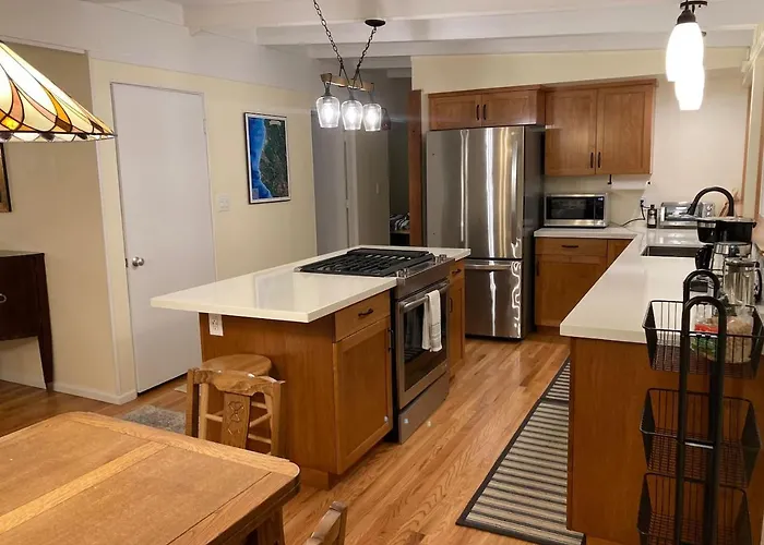 Cozy Hideaway And Hot Tub. Pet Friendly.