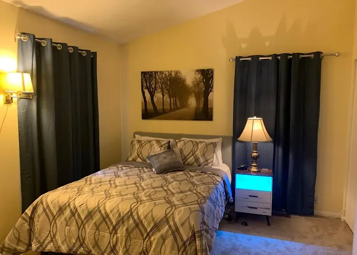 Townhouse With High Speed Wifi & Free Parking
