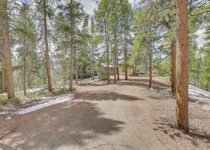 Panoramic Mountain-View Retreat W/ Hot Tub + Deck!