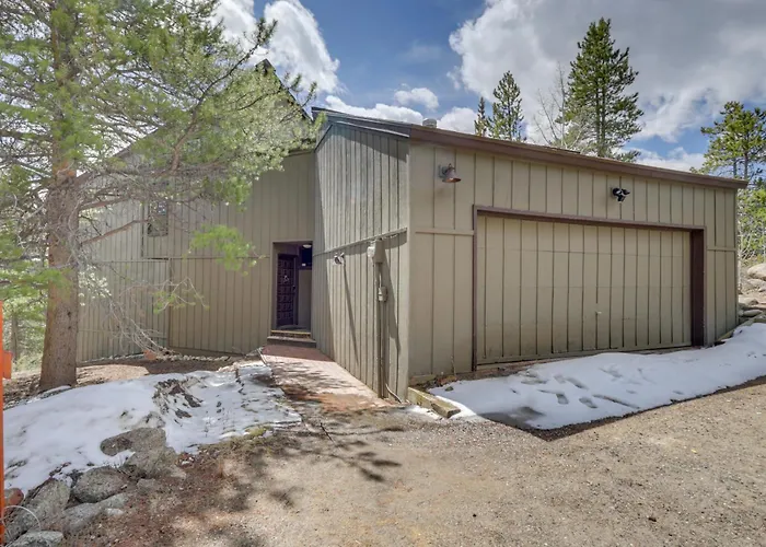 Panoramic Mountain-View Retreat W/ Hot Tub + Deck!