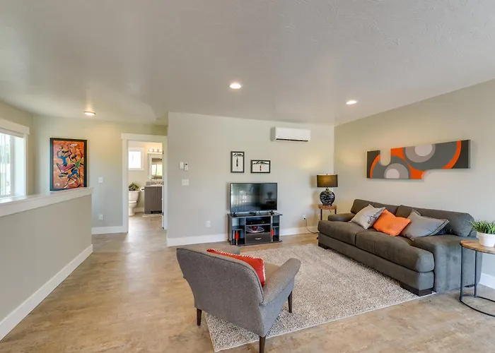 Modern Apt - 7 Mi To St. Anthony Sand Dunes!