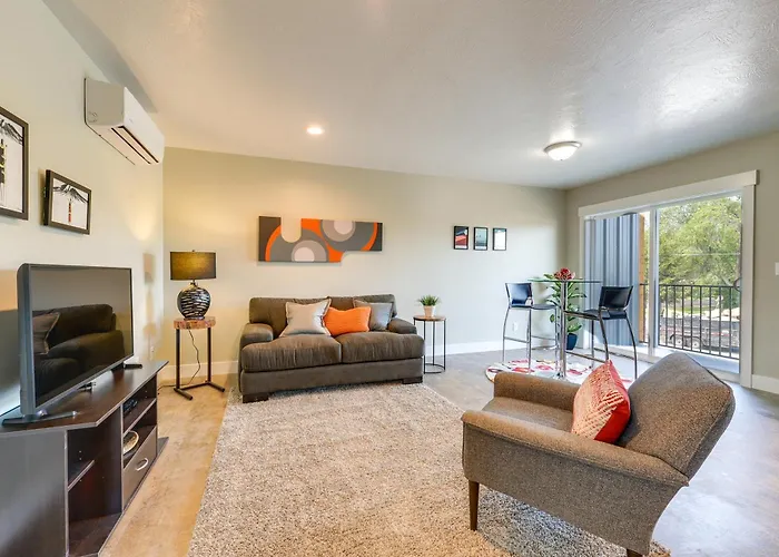 Modern Apt - 7 Mi To St. Anthony Sand Dunes!