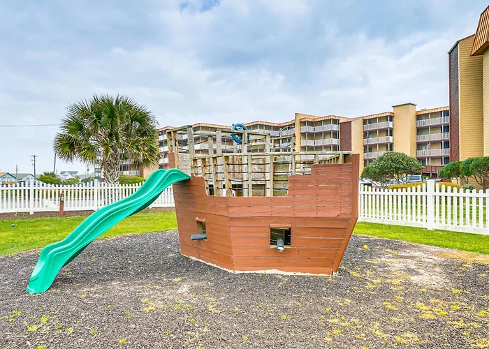Airy Oceanfront Condo: Beach Views & Pool Access!