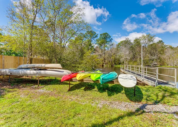 Fire Pit & On-Site Fishing! Pensacola Family Home