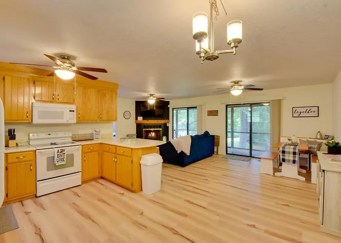 Grand Murphy Cabin W/ Fire Pit & Game Room!
