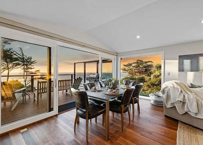 Private Blufftop Retreat With Ocean Views & Hot Tub