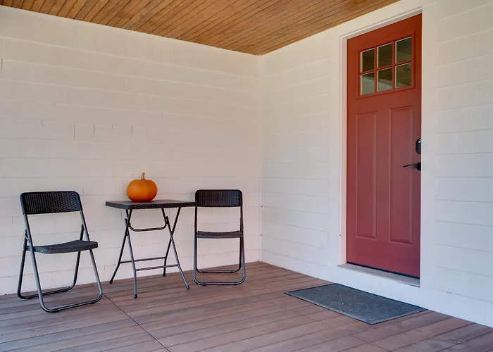 Walk To Village! Family-Friendly Gem In East Burke