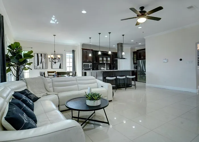 Gorgeous 5-Bd 4Ba W Pool, Hot Tub, 2 Kitchens, & Game Room Near Dallas Airports!