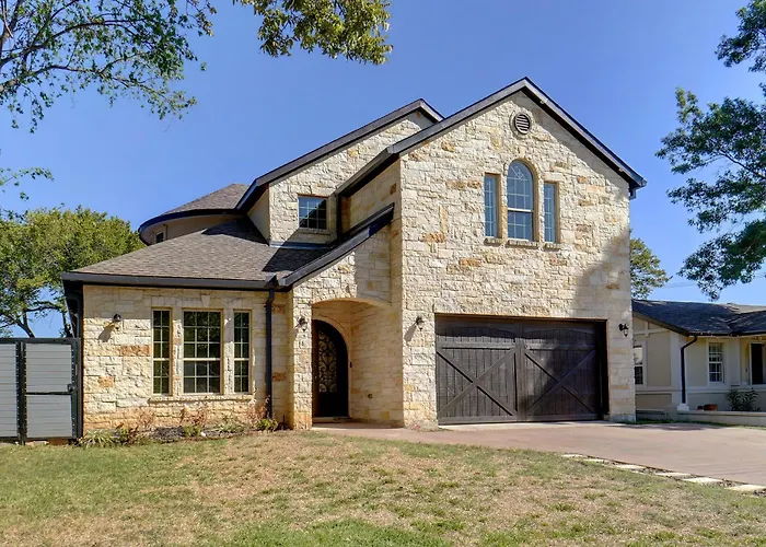 Gorgeous 5-Bd 4Ba W Pool, Hot Tub, 2 Kitchens, & Game Room Near Dallas Airports!