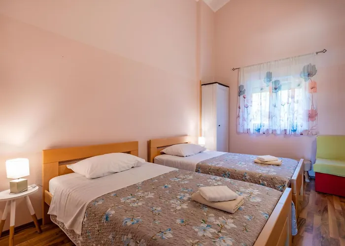 Villa Delore, A Romantic Villa With Pool, Close To The Sea