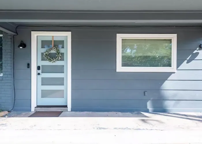 Remodeled 4Br 2Ba Steps From Georgetown Square