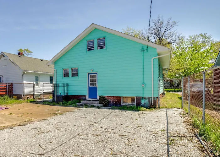 Cozy Indiana Getaway Near Washington Park Zoo!