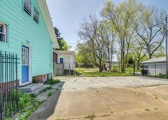 Cozy Indiana Getaway Near Washington Park Zoo!