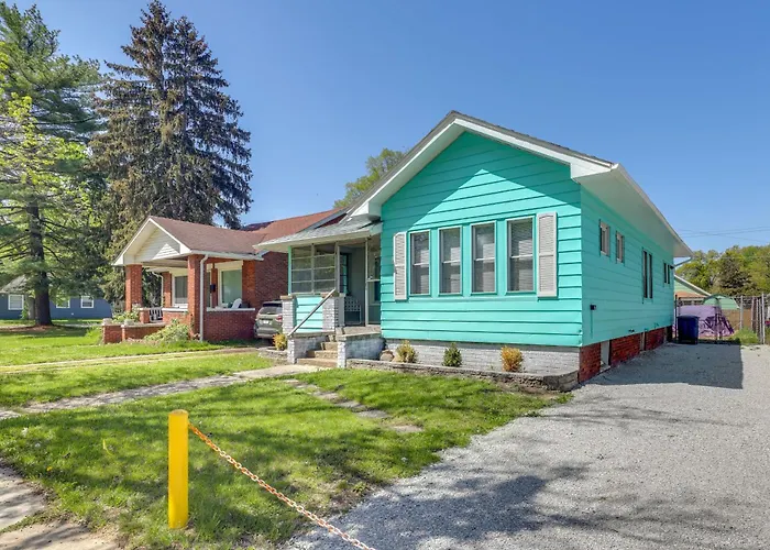 Cozy Indiana Getaway Near Washington Park Zoo!