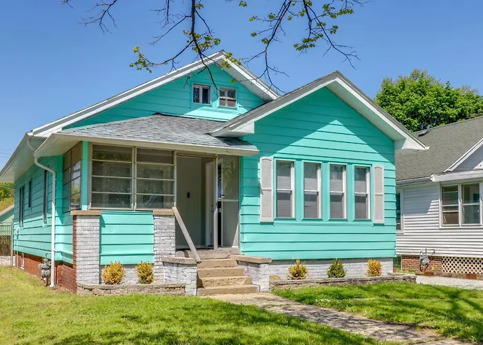 Cozy Indiana Getaway Near Washington Park Zoo!