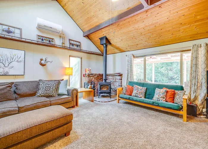 Pet-Friendly Ocean Park Rental W/ Outdoor Fire Pit
