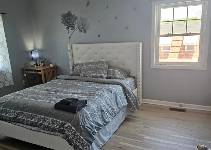 Lg Cozy Room, Shared Bathroom