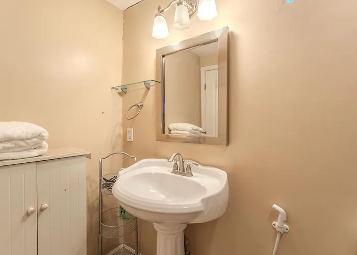 Narvaez Bright & Spacious - Private Room, Bathroom, Entrance Near Light Rail