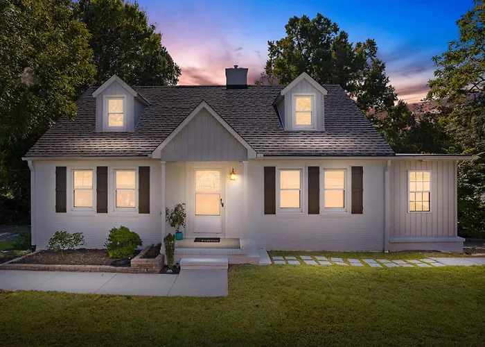 4 Bedroom - King Beds - Perfect For Hpu, Furniture Market, Greensboro, Winston