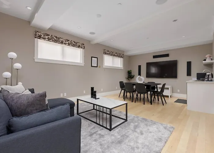 Charming Luxury Home Near Dt And Lonsdale Quay