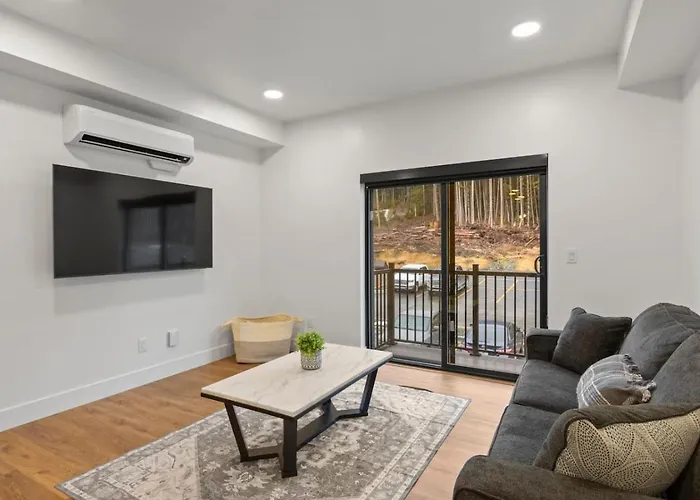 Modern Condo With Incredible Mountain Backdrop 207