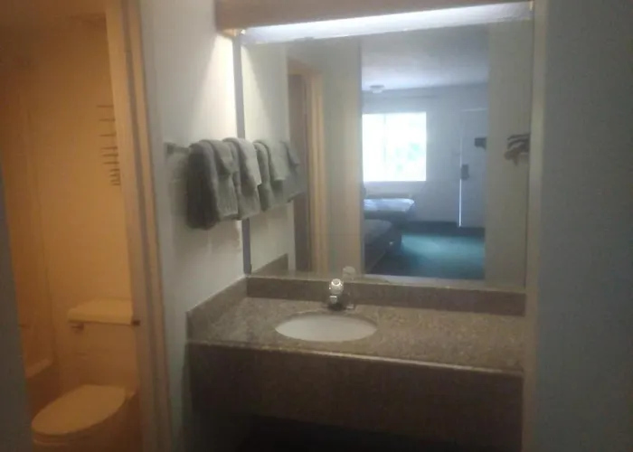 King Bed Hotel Studio 139