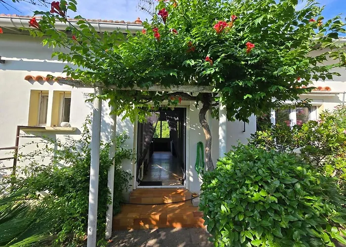 Cottage : Charmante Maison Et Jardin Arbore En Ville
