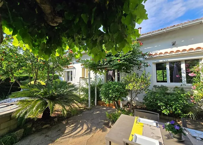 Cottage : Charmante Maison Et Jardin Arbore En Ville