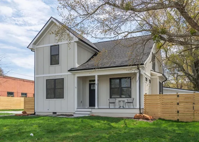 Brand New Modern House - Walk To Main Street
