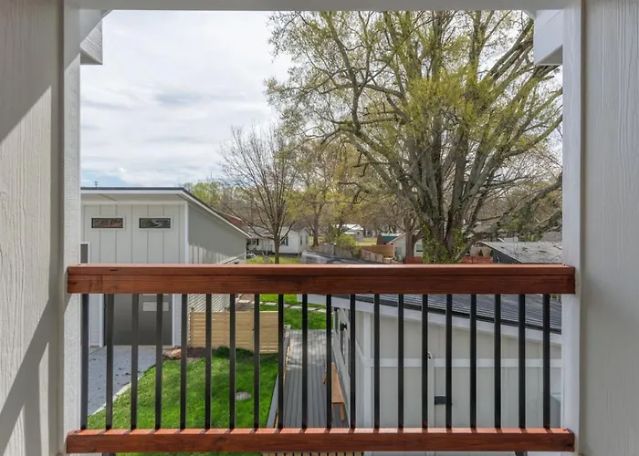 Brand New Modern House - Walk To Main Street