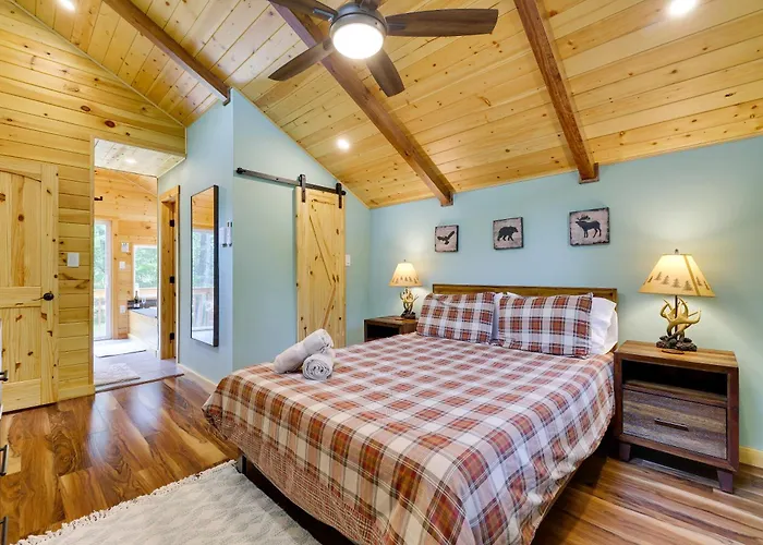 Secluded Cabin, Jacuzzi, Pool Table, King Bed & Fire Pit
