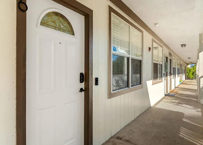 Renovated Modern Industrial Suite 2 Bedroom Condo