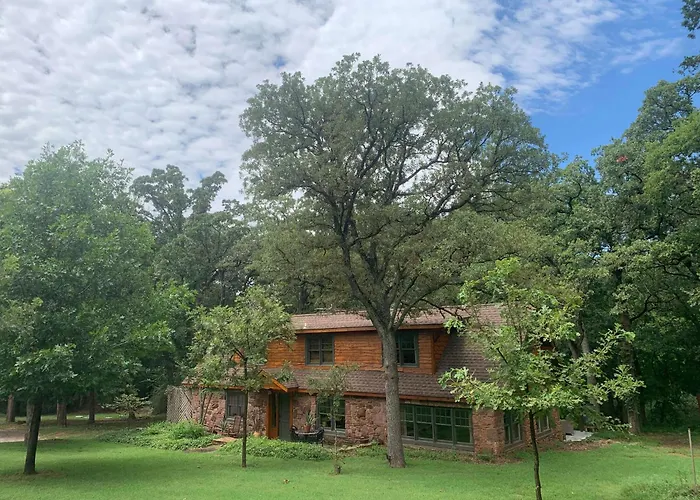 Cozy Route 66 Cabin With Hot Tub In Edmond, Ok