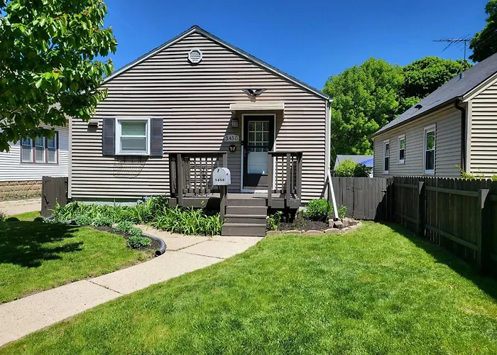 Whole House In Bay View + Fenced-In Yard + Parking