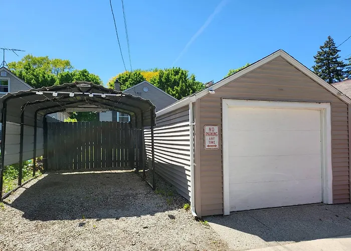 Whole House In Bay View + Fenced-In Yard + Parking