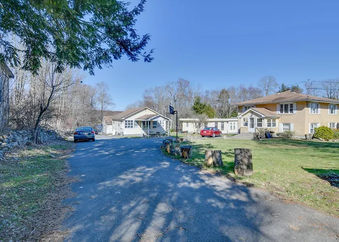 Shared Fire Pit & Kayaks: Catskills Lake Retreat!