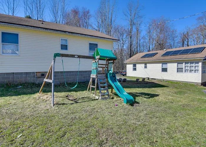 Kayaks & Canoes: Lake-View Retreat In Ellenville!
