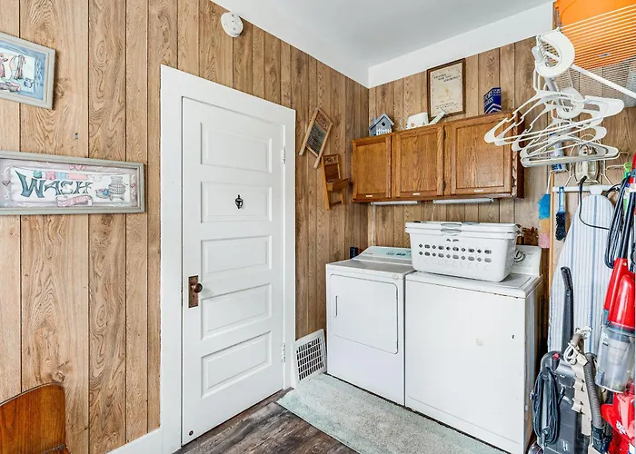 Twin Lakes Cottage: Walk To Elizabeth Lake!