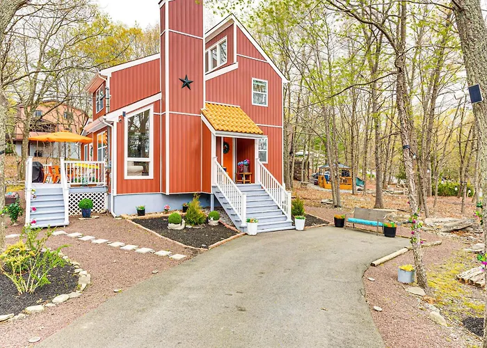 Deck, Fire Pit & Pool Access At Poconos Retreat!