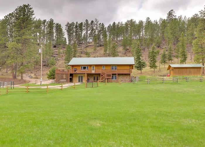 Hill City Log Cabin Along Newton Creek!